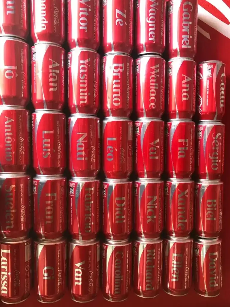Imagem de latas da campanha da Coca Cola Share a Coke