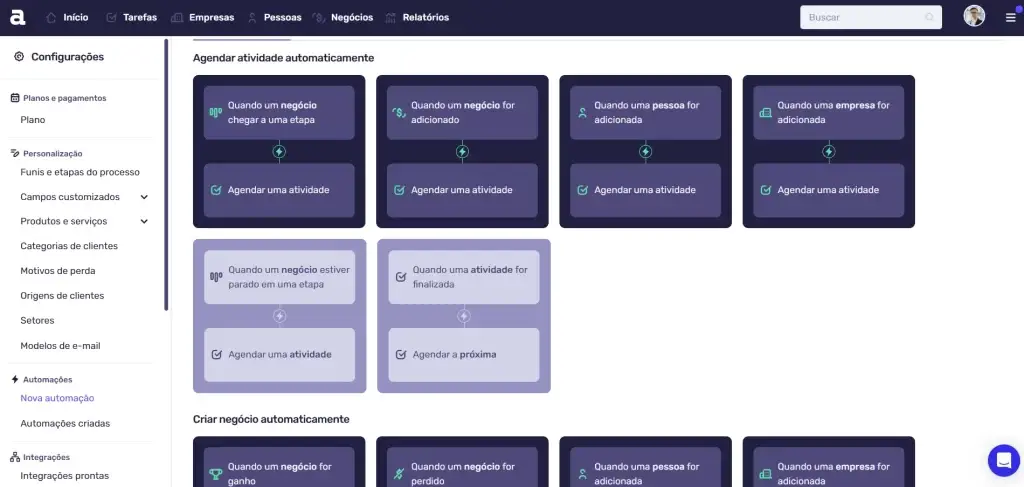 Imagem destacando opções de agendamento de atividades automáticas em um sistema de gerenciamento de negócios. Apresenta fluxos de trabalho para gerenciar etapas do negócio.