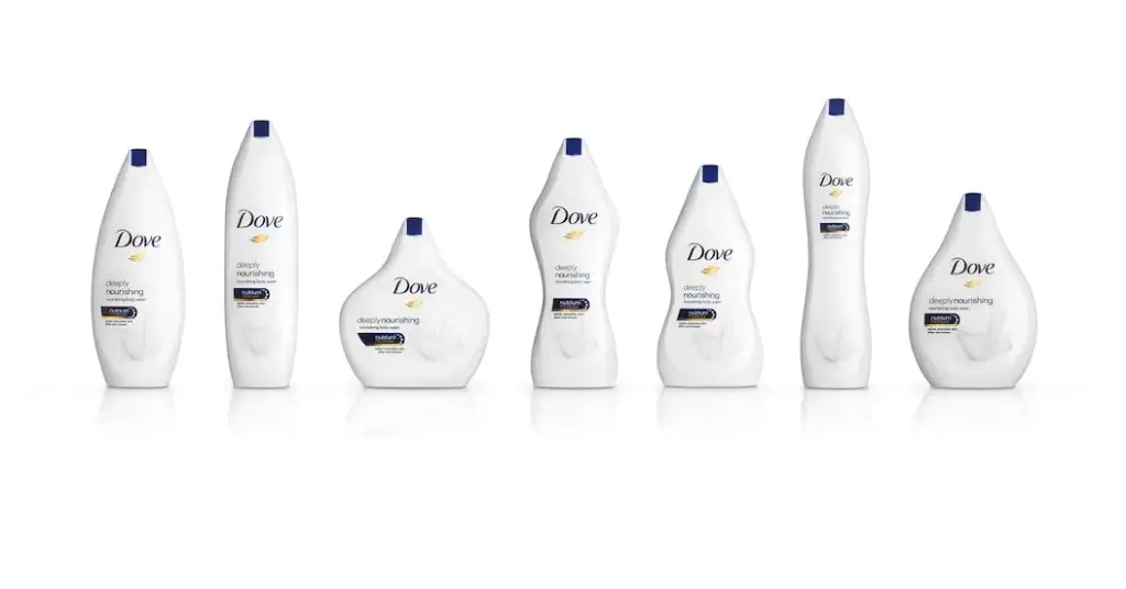 Campanha Real Beauty Botles. Diversos frascos de shampoo Dove Deeply Nourishing alinhados em uma linha, mostrando a variedade da linha de produtos de cuidados capilares.