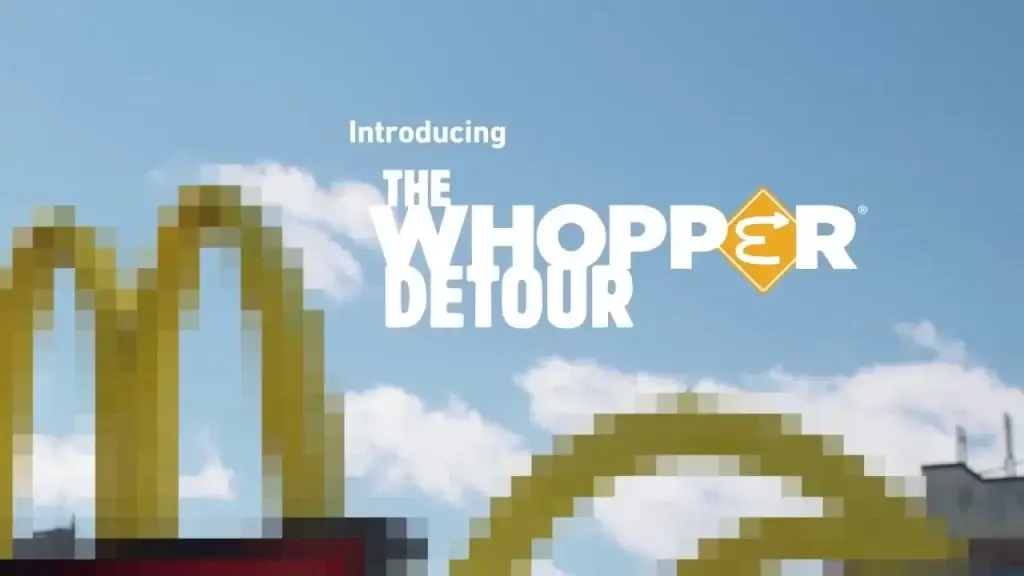 Imagem promocional com logo do filme 'The Whopper Detour', mostrando o icônico arco dourado da McDonald's ao fundo e céu azul com nuvens, divulgado para marketing de hambúrgueres.