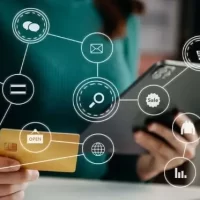 Imagem que representa atividades de compra online, mostrando uma pessoa usando um tablet e um cartão de crédito com ícones de e-commerce.