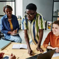 A inteligência artificial está transformando o Marketing, criando oportunidades e desafios. É importante saber equilibrar esses aspectos para que você não apenas acompanhe as mudanças, mas lidere essa revolução. Vamos lá?