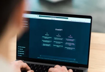 Pessoa usando o chatGPT