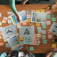 Vista superior equipe de negócios escrevendo gráfico logo reunião mesa simpósio