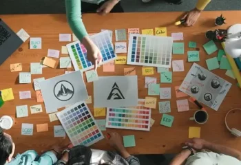 Vista superior equipe de neg&oacute;cios escrevendo gr&aacute;fico logo reuni&atilde;o mesa simp&oacute;sio